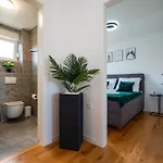 Apartment Rooftop Horizon *